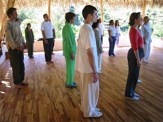 Reste debout, les yeux fermés. méditation mahamudra