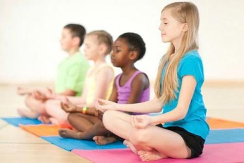 enfants entrain de méditer