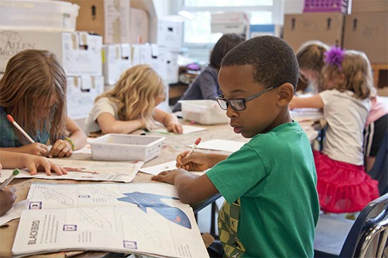 des enfants à l'école