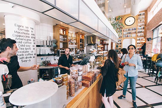 méditation en faisant la queue pour avoir un café