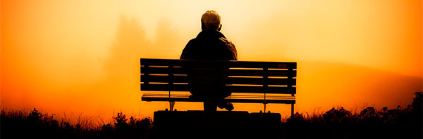 solitude homme sur banc